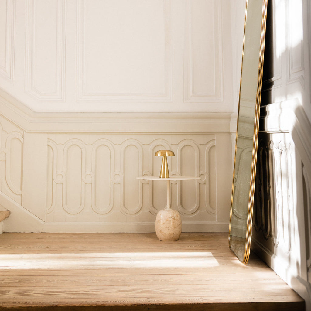 Table d'appoint contemporaine en marbre et acier avec piètement sculptural en forme de sucette inversée pour salon ou chambre à coucher
