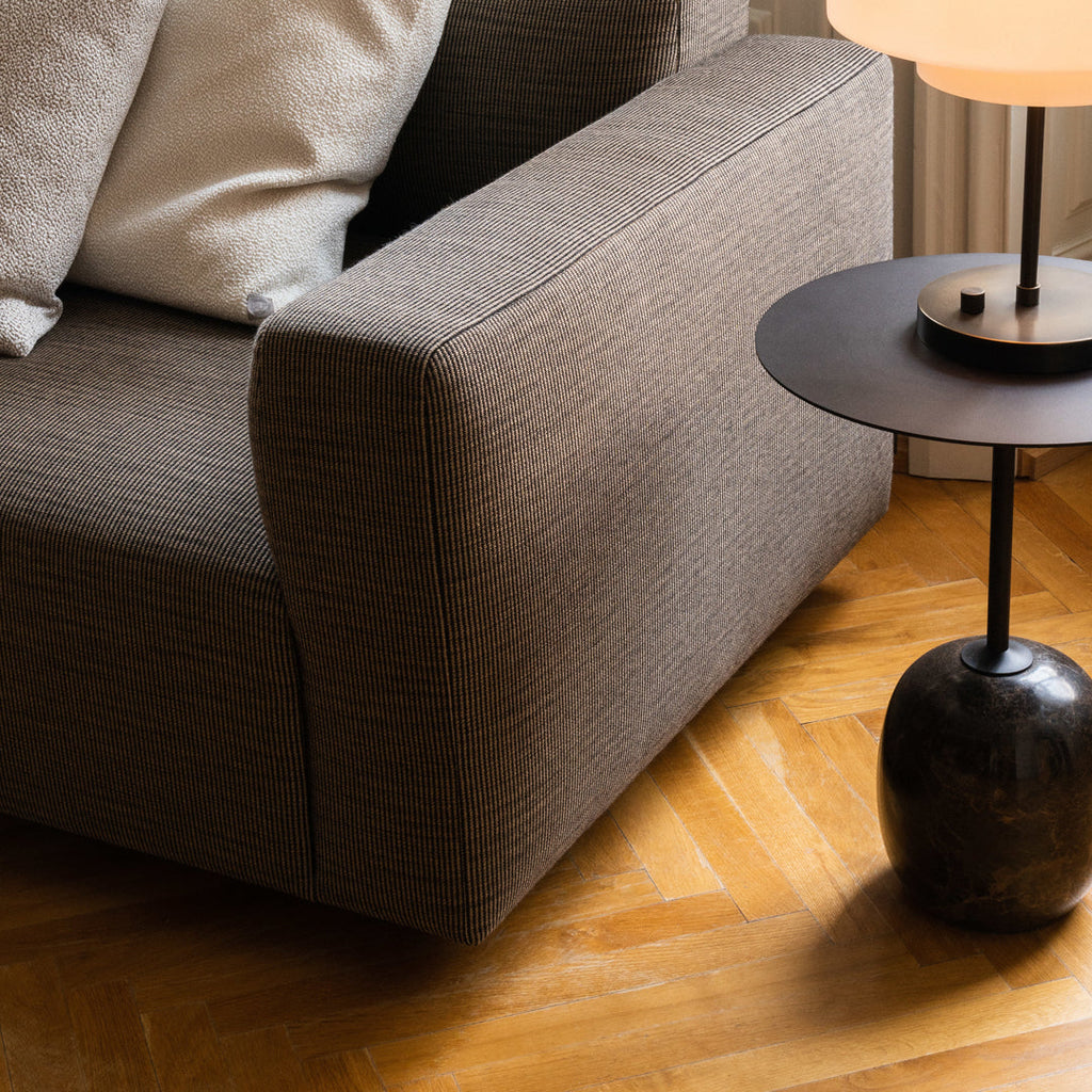 Table d'appoint contemporaine en marbre et acier avec piètement sculptural en forme de sucette inversée pour salon ou chambre à coucher
