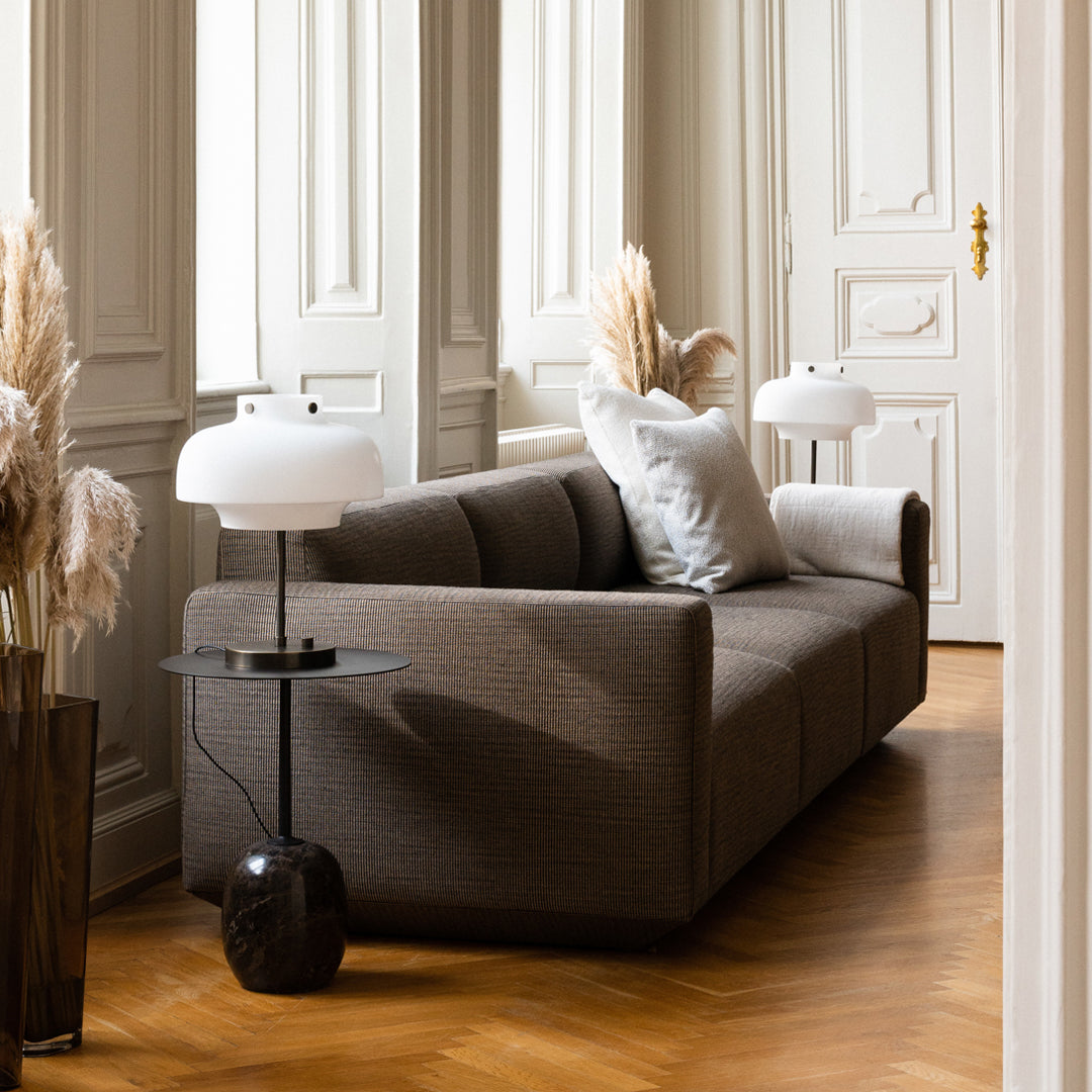 Table d'appoint contemporaine en marbre et acier avec piètement sculptural en forme de sucette inversée pour salon ou chambre à coucher