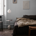 Table d'appoint contemporaine en marbre et acier avec piètement sculptural en forme de sucette inversée pour salon ou chambre à coucher