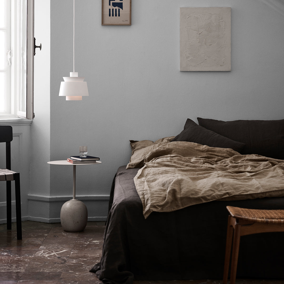 Table d'appoint contemporaine en marbre et acier avec piètement sculptural en forme de sucette inversée pour salon ou chambre à coucher