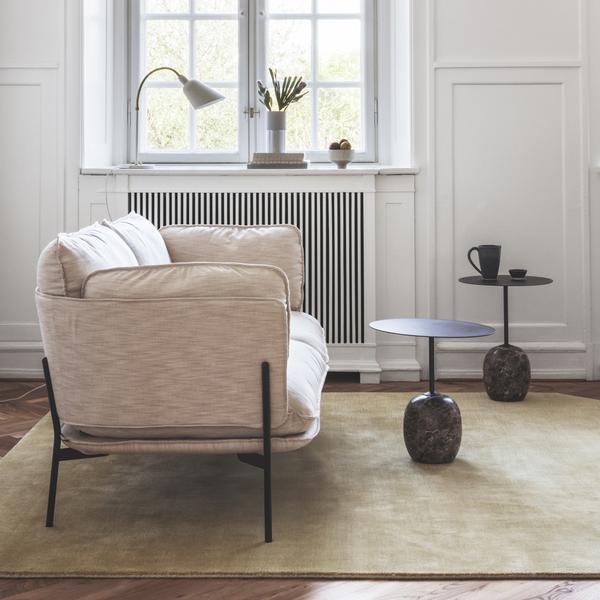 Table d'appoint contemporaine en marbre et acier avec piètement sculptural en forme de sucette inversée pour salon ou chambre à coucher