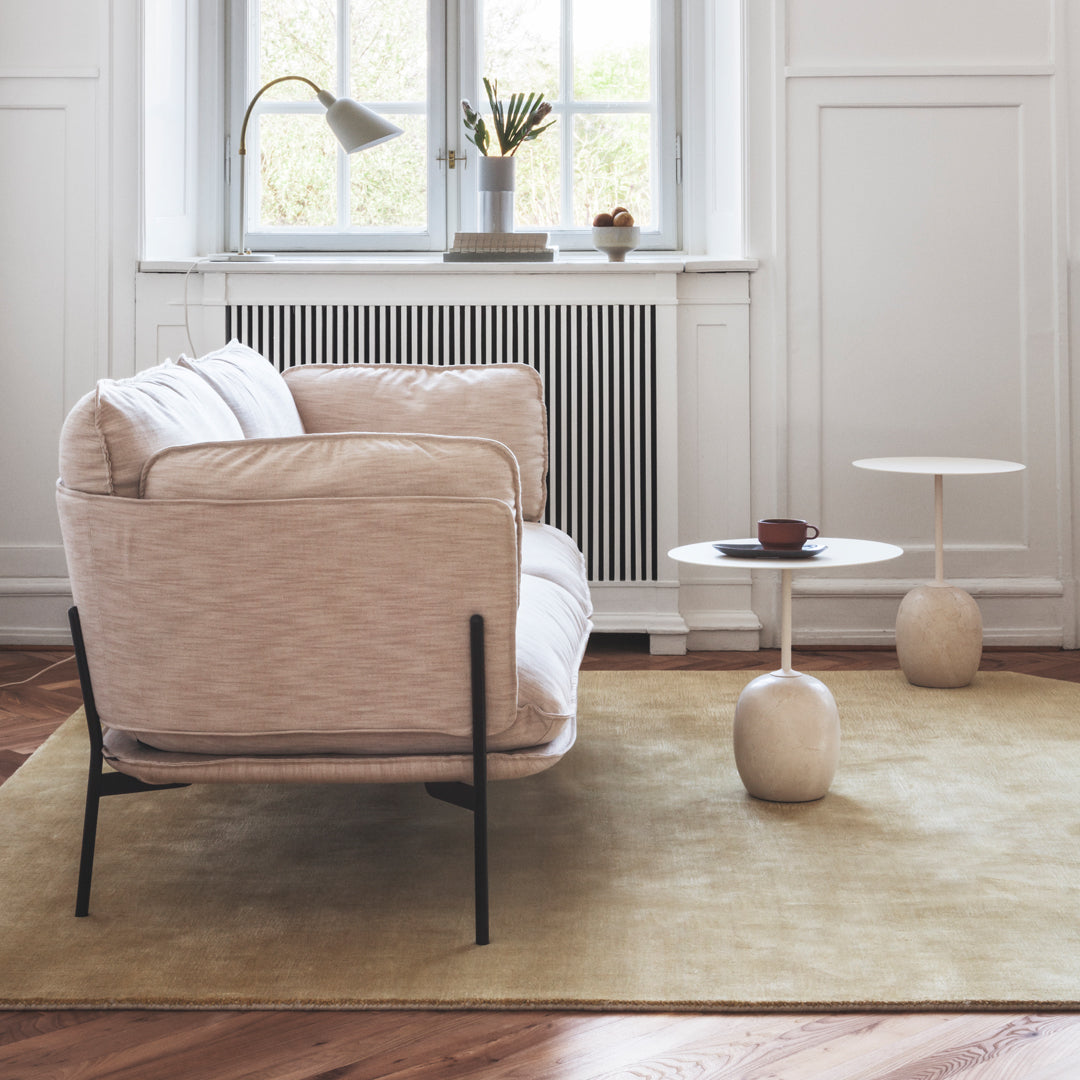 Table d'appoint contemporaine en marbre et acier avec piètement sculptural en forme de sucette inversée pour salon ou chambre à coucher