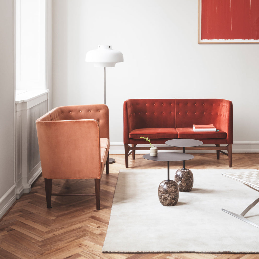 Table d'appoint contemporaine en marbre et acier avec piètement sculptural en forme de sucette inversée pour salon ou chambre à coucher