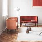 Table d'appoint contemporaine en marbre et acier avec piètement sculptural en forme de sucette inversée pour salon ou chambre à coucher