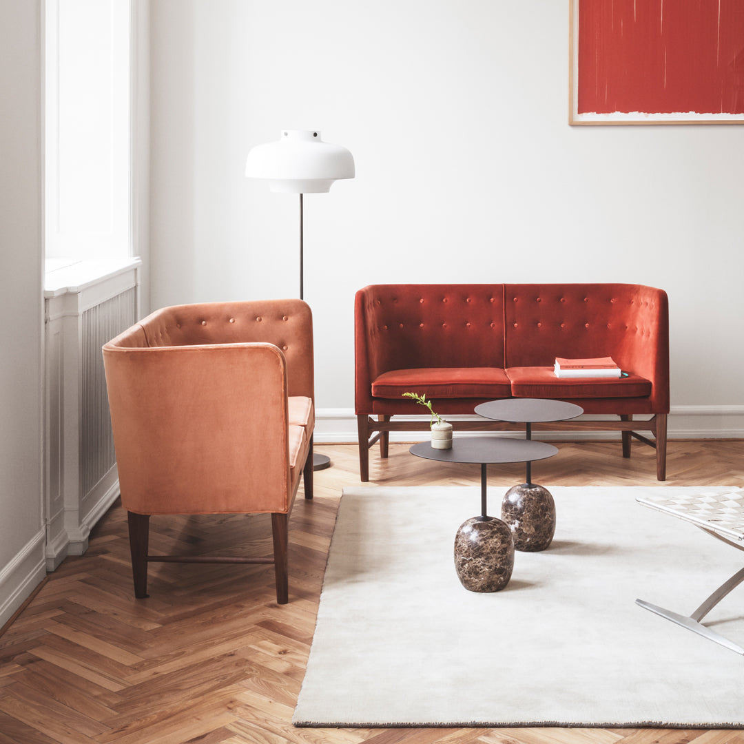 Table d'appoint contemporaine en marbre et acier avec piètement sculptural en forme de sucette inversée pour salon ou chambre à coucher