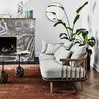 Table d'appoint contemporaine en marbre et acier avec piètement sculptural en forme de sucette inversée pour salon ou chambre à coucher