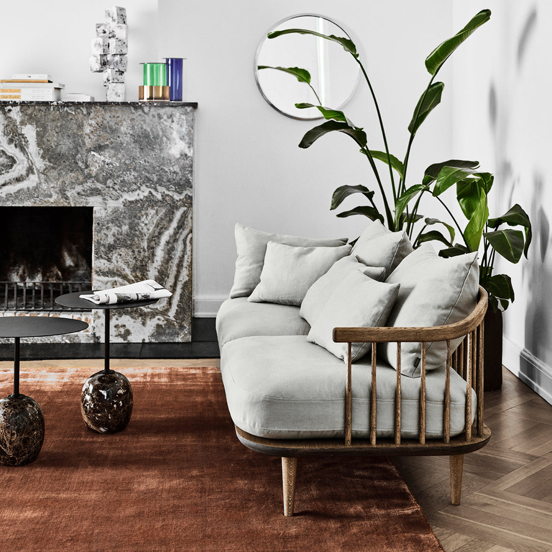 Table d'appoint contemporaine en marbre et acier avec piètement sculptural en forme de sucette inversée pour salon ou chambre à coucher