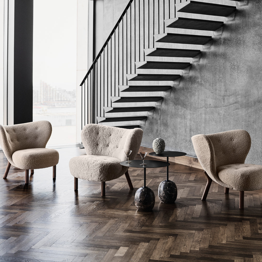 Table d'appoint contemporaine en marbre et acier avec piètement sculptural en forme de sucette inversée pour salon ou chambre à coucher