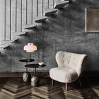 Table d'appoint contemporaine en marbre et acier avec piètement sculptural en forme de sucette inversée pour salon ou chambre à coucher
