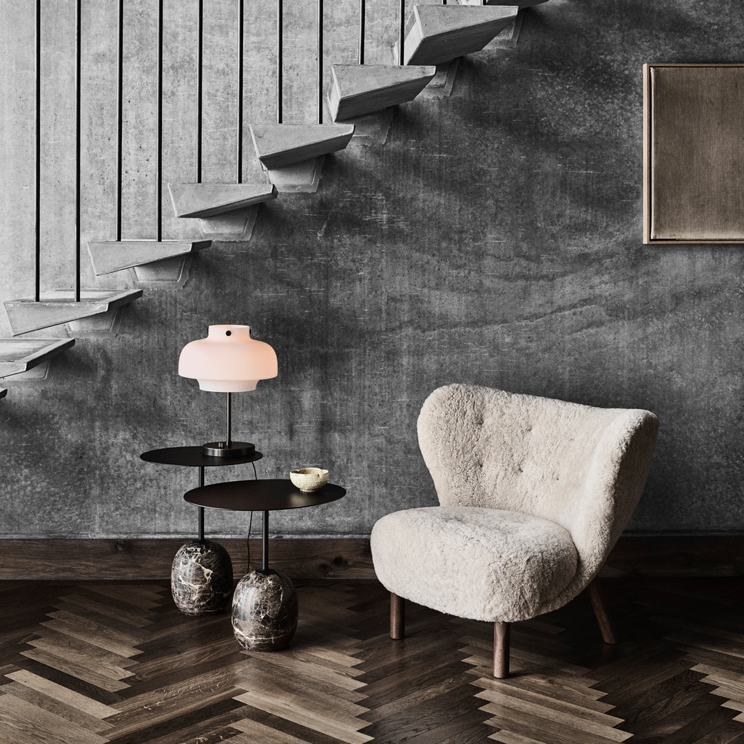 Table d'appoint contemporaine en marbre et acier avec piètement sculptural en forme de sucette inversée pour salon ou chambre à coucher
