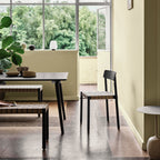 Table d'appoint contemporaine en marbre et acier avec piètement sculptural en forme de sucette inversée pour salon ou chambre à coucher