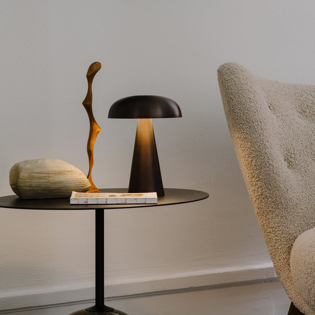 Table d'appoint contemporaine en marbre et acier avec piètement sculptural en forme de sucette inversée pour salon ou chambre à coucher