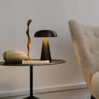 Table d'appoint contemporaine en marbre et acier avec piètement sculptural en forme de sucette inversée pour salon ou chambre à coucher