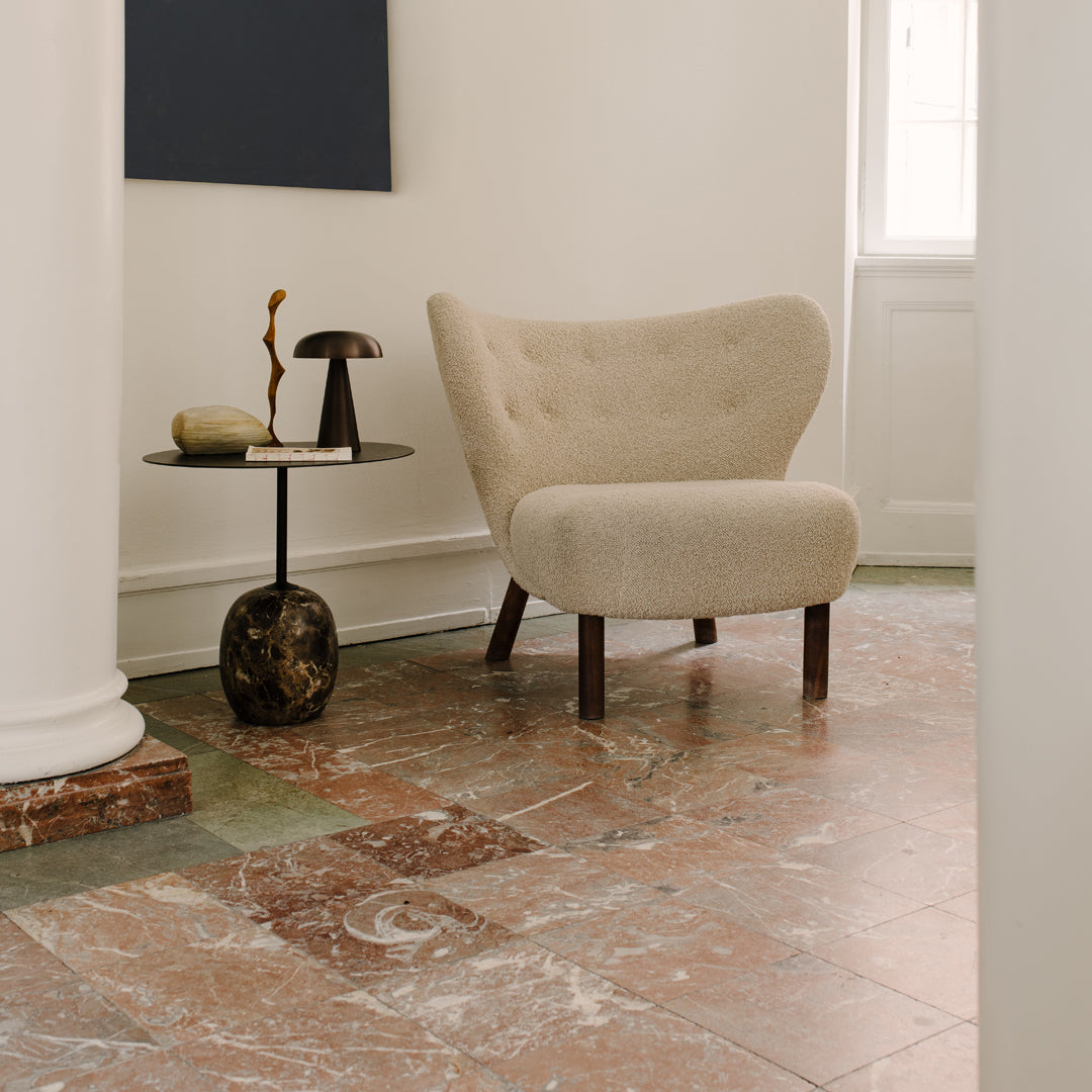 Table d'appoint contemporaine en marbre et acier avec piètement sculptural en forme de sucette inversée pour salon ou chambre à coucher