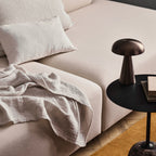 Table d'appoint contemporaine en marbre et acier avec piètement sculptural en forme de sucette inversée pour salon ou chambre à coucher