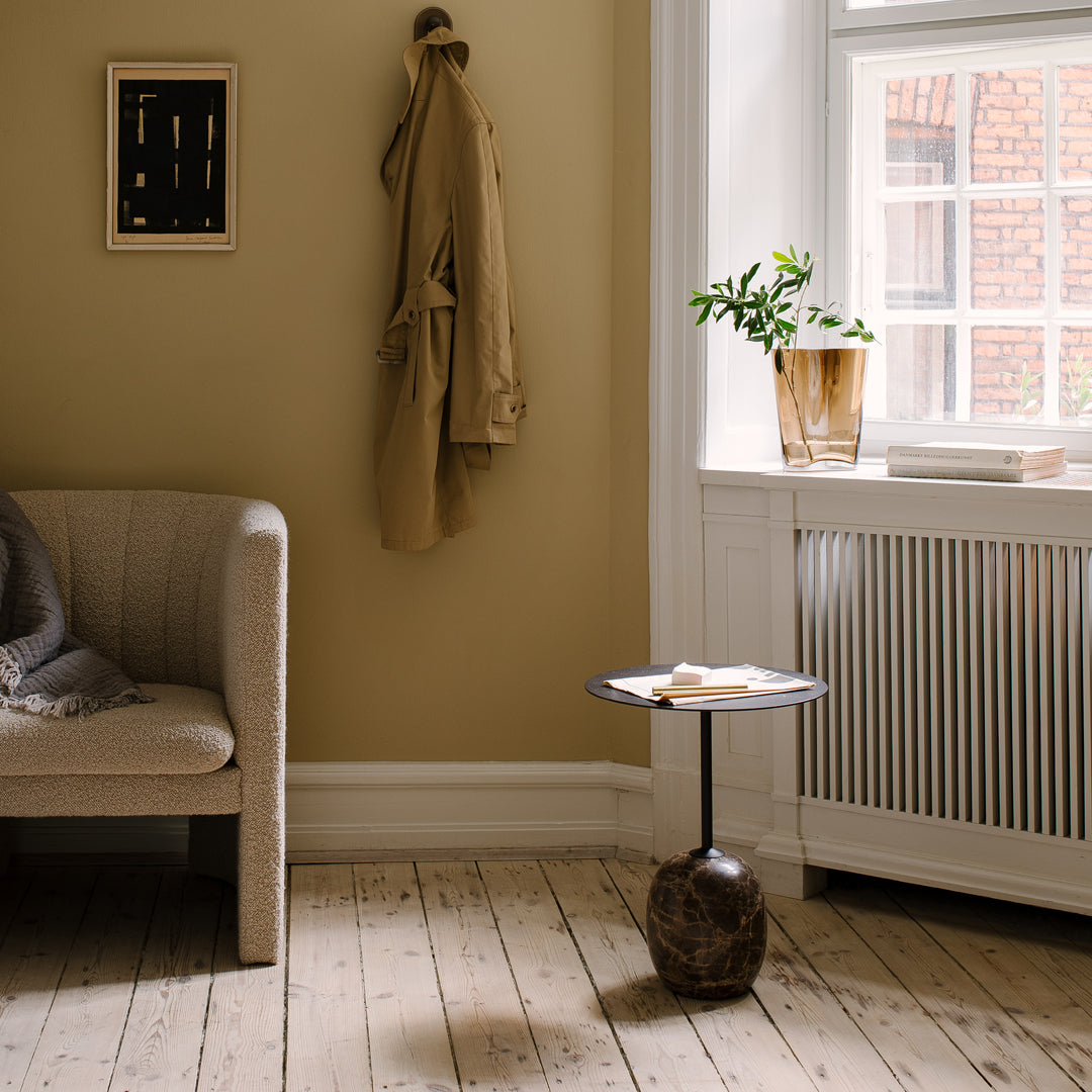 Table d'appoint contemporaine en marbre et acier avec piètement sculptural en forme de sucette inversée pour salon ou chambre à coucher