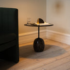 Table d'appoint contemporaine en marbre et acier avec piètement sculptural en forme de sucette inversée pour salon ou chambre à coucher