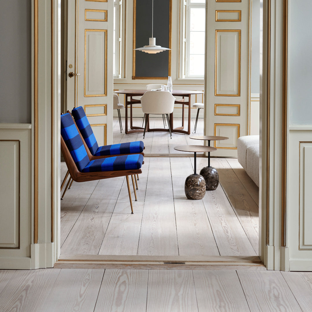 Table d'appoint contemporaine en marbre et acier avec piètement sculptural en forme de sucette inversée pour salon ou chambre à coucher