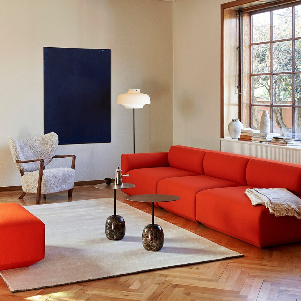 Table d'appoint contemporaine en marbre et acier avec piètement sculptural en forme de sucette inversée pour salon ou chambre à coucher