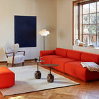 Table d'appoint contemporaine en marbre et acier avec piètement sculptural en forme de sucette inversée pour salon ou chambre à coucher