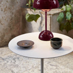 Table d'appoint contemporaine en marbre et acier avec piètement sculptural en forme de sucette inversée pour salon ou chambre à coucher