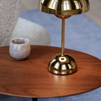 Table d'appoint contemporaine en marbre et acier avec piètement sculptural en forme de sucette inversée pour salon ou chambre à coucher