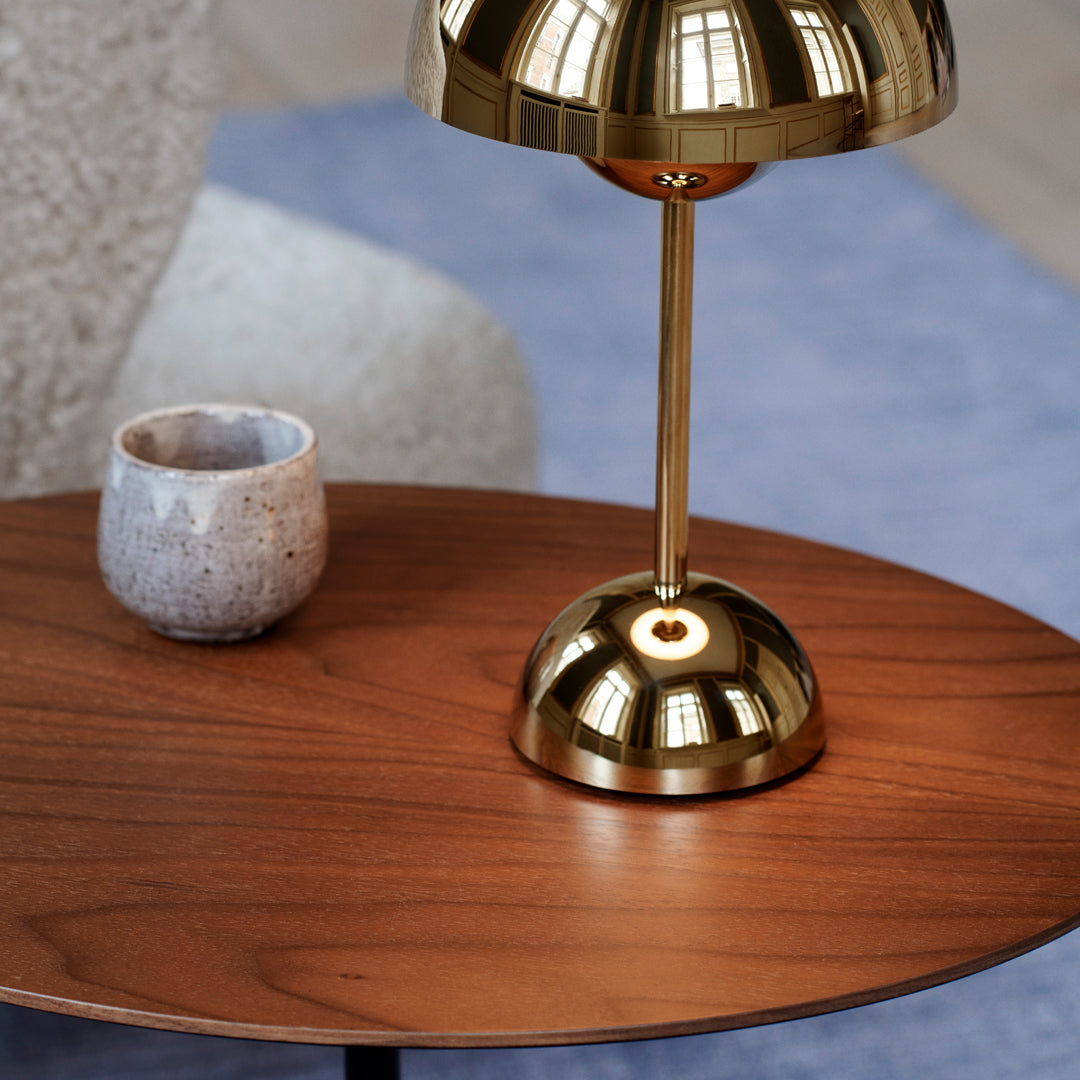 Table d'appoint contemporaine en marbre et acier avec piètement sculptural en forme de sucette inversée pour salon ou chambre à coucher