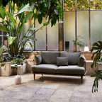Table d'appoint contemporaine en marbre et acier avec piètement sculptural en forme de sucette inversée pour salon ou chambre à coucher