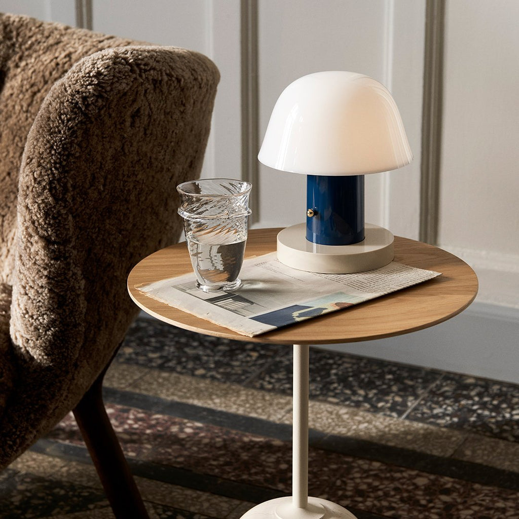 Table d'appoint contemporaine en marbre et acier avec piètement sculptural en forme de sucette inversée pour salon ou chambre à coucher