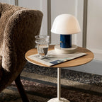 Table d'appoint contemporaine en marbre et acier avec piètement sculptural en forme de sucette inversée pour salon ou chambre à coucher