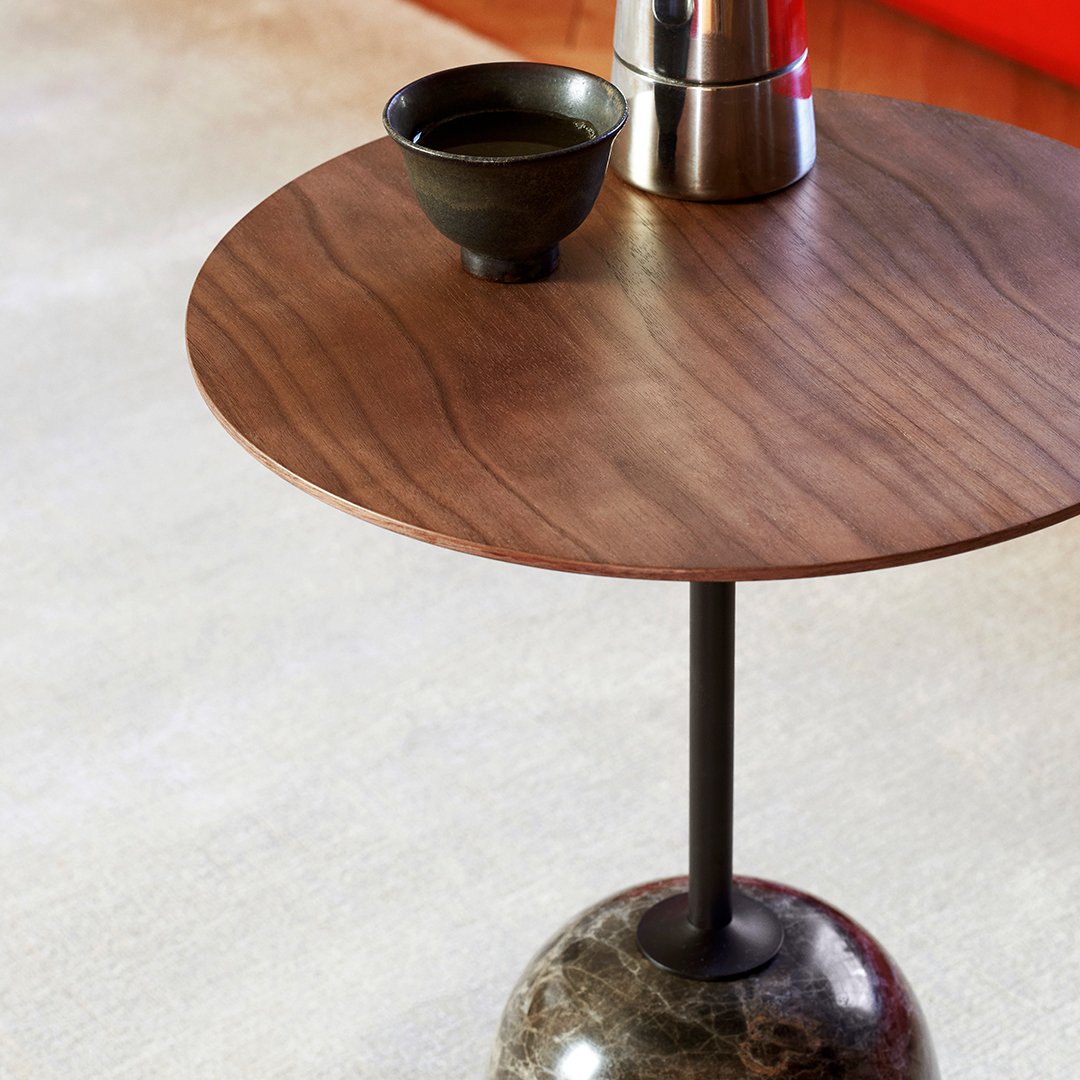 Table d'appoint contemporaine en marbre et acier avec piètement sculptural en forme de sucette inversée pour salon ou chambre à coucher