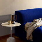 Table d'appoint contemporaine en marbre et acier avec piètement sculptural en forme de sucette inversée pour salon ou chambre à coucher