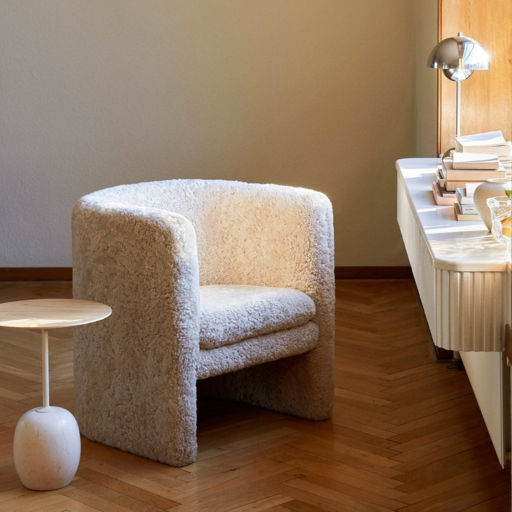 Table d'appoint contemporaine en marbre et acier avec piètement sculptural en forme de sucette inversée pour salon ou chambre à coucher