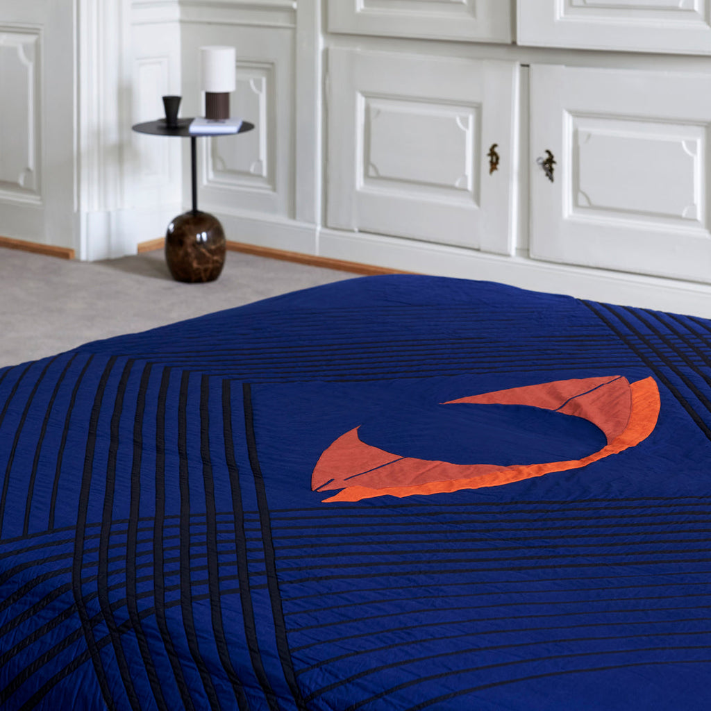 Table d'appoint contemporaine en marbre et acier avec piètement sculptural en forme de sucette inversée pour salon ou chambre à coucher