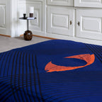 Table d'appoint contemporaine en marbre et acier avec piètement sculptural en forme de sucette inversée pour salon ou chambre à coucher