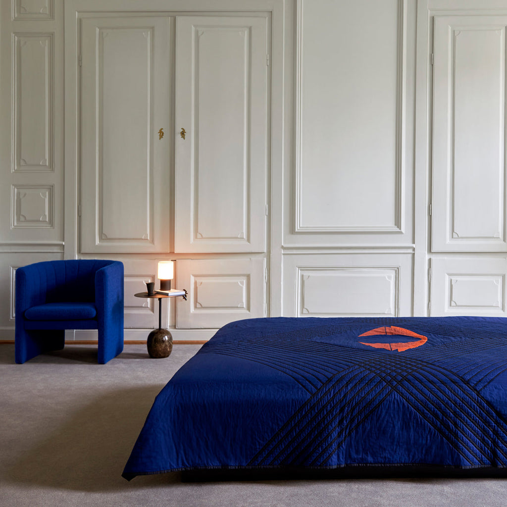 Table d'appoint contemporaine en marbre et acier avec piètement sculptural en forme de sucette inversée pour salon ou chambre à coucher