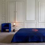 Table d'appoint contemporaine en marbre et acier avec piètement sculptural en forme de sucette inversée pour salon ou chambre à coucher