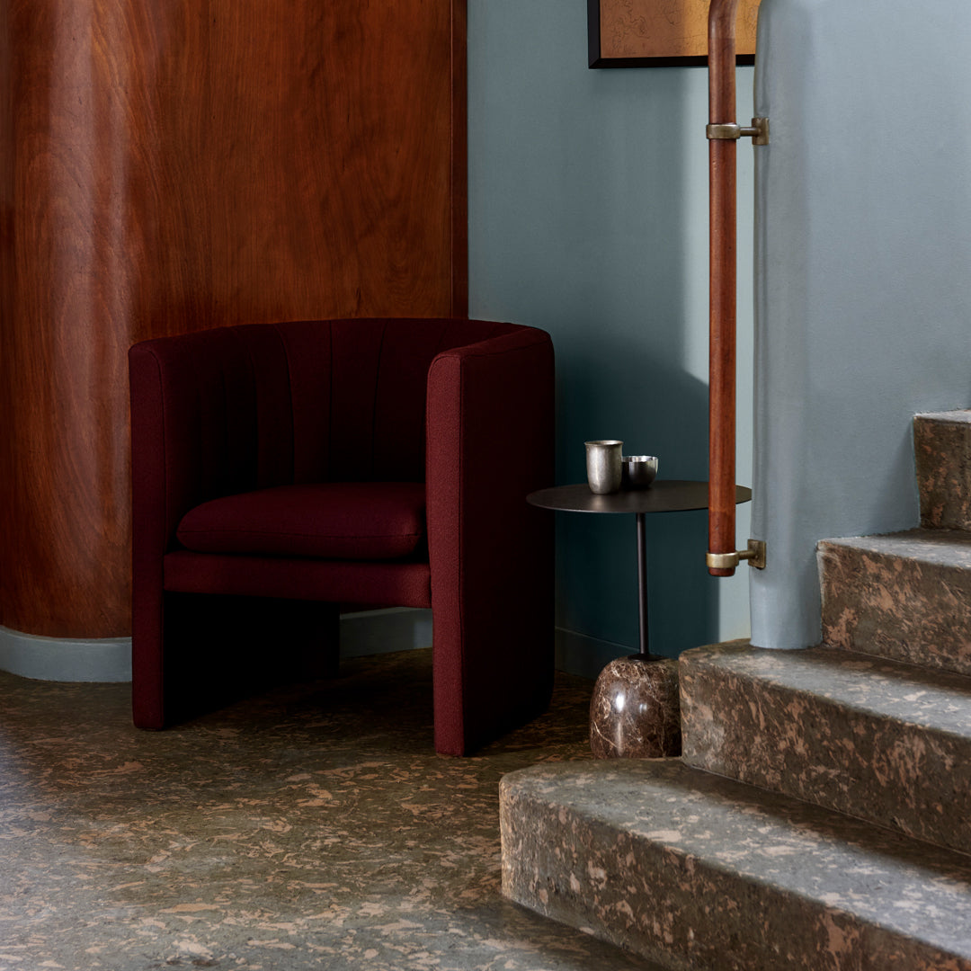 Table d'appoint contemporaine en marbre et acier avec piètement sculptural en forme de sucette inversée pour salon ou chambre à coucher