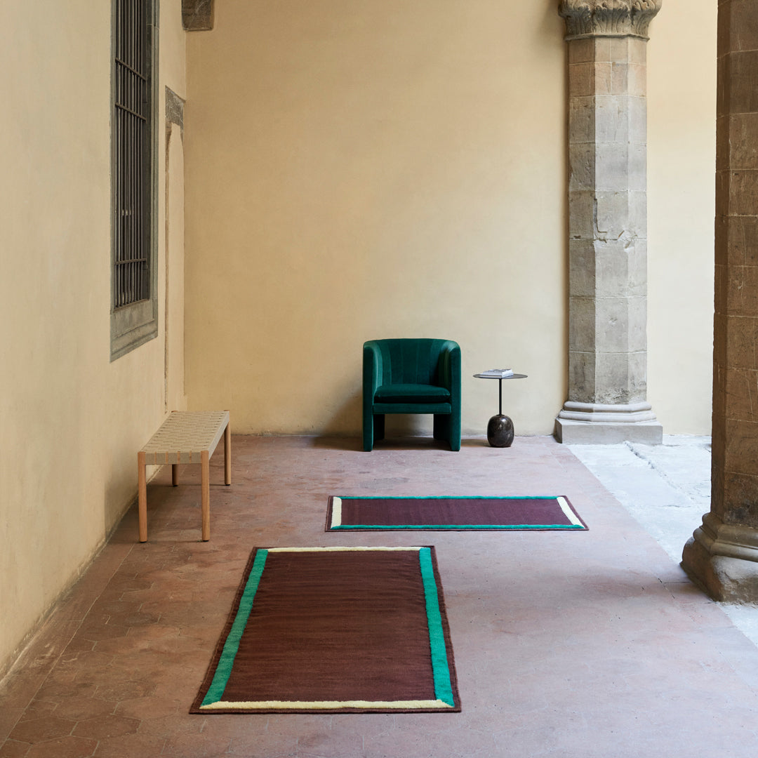 Table d'appoint contemporaine en marbre et acier avec piètement sculptural en forme de sucette inversée pour salon ou chambre à coucher