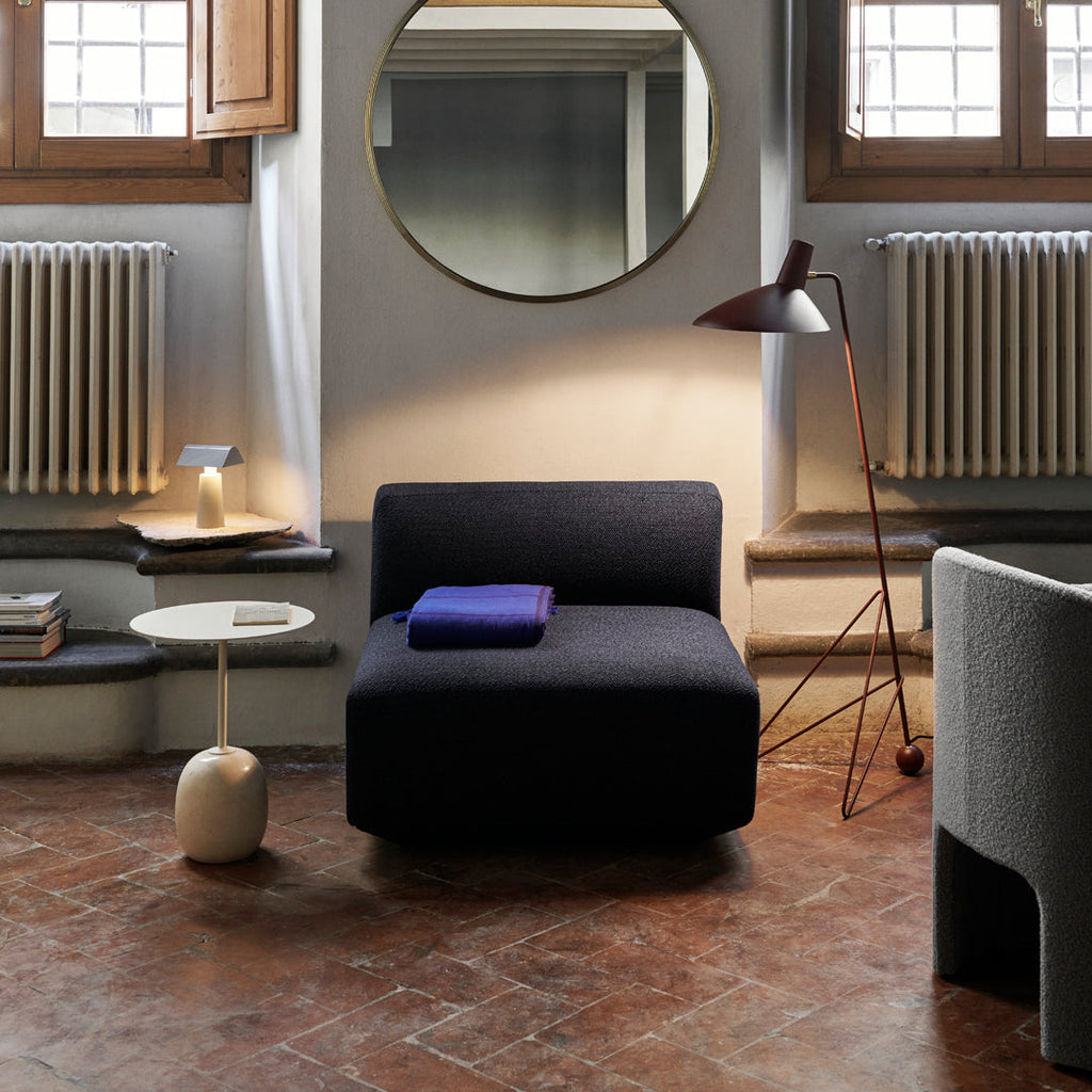 Table d'appoint contemporaine en marbre et acier avec piètement sculptural en forme de sucette inversée pour salon ou chambre à coucher