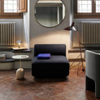 Table d'appoint contemporaine en marbre et acier avec piètement sculptural en forme de sucette inversée pour salon ou chambre à coucher