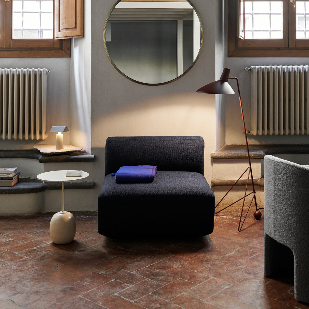 Table d'appoint contemporaine en marbre et acier avec piètement sculptural en forme de sucette inversée pour salon ou chambre à coucher