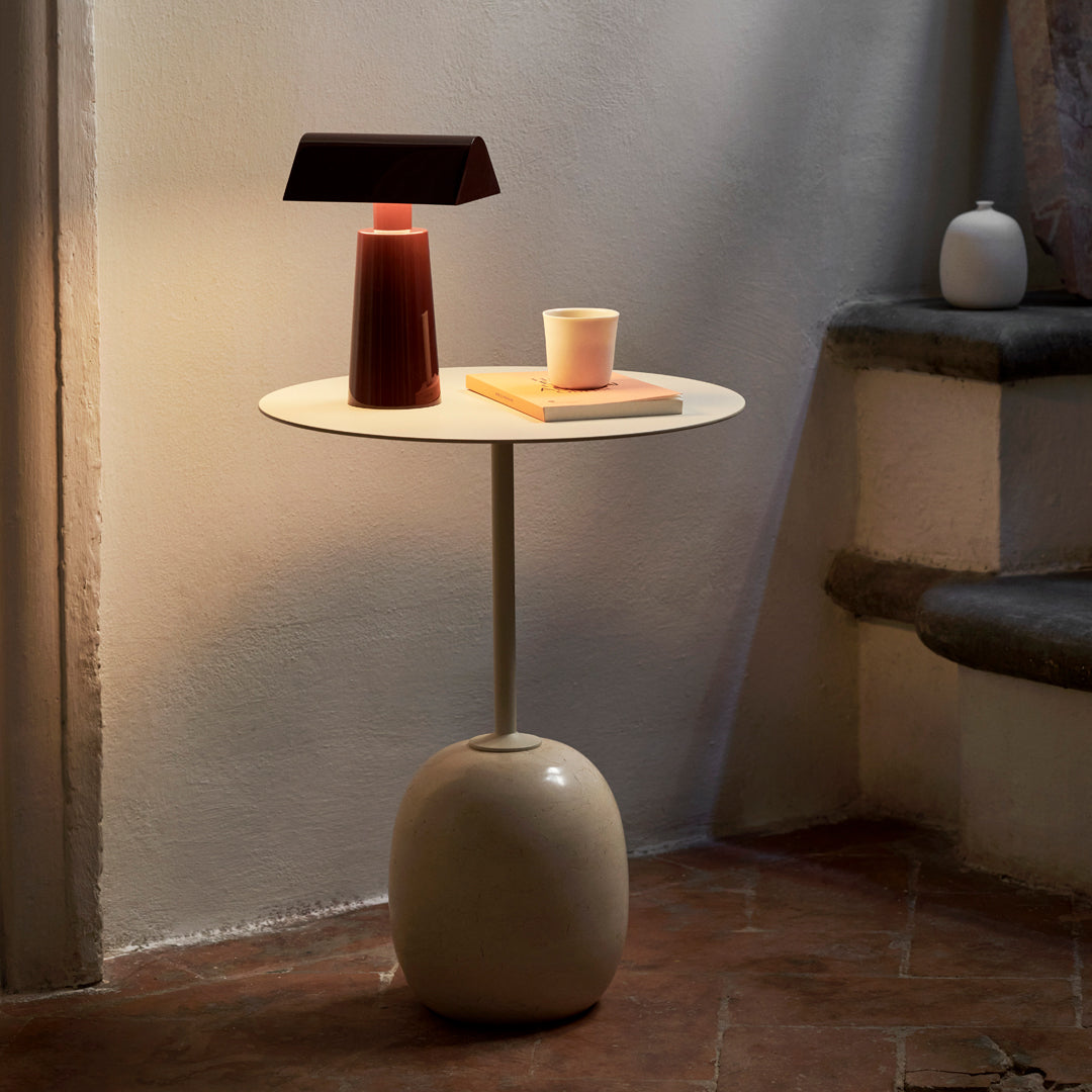 Table d'appoint contemporaine en marbre et acier avec piètement sculptural en forme de sucette inversée pour salon ou chambre à coucher