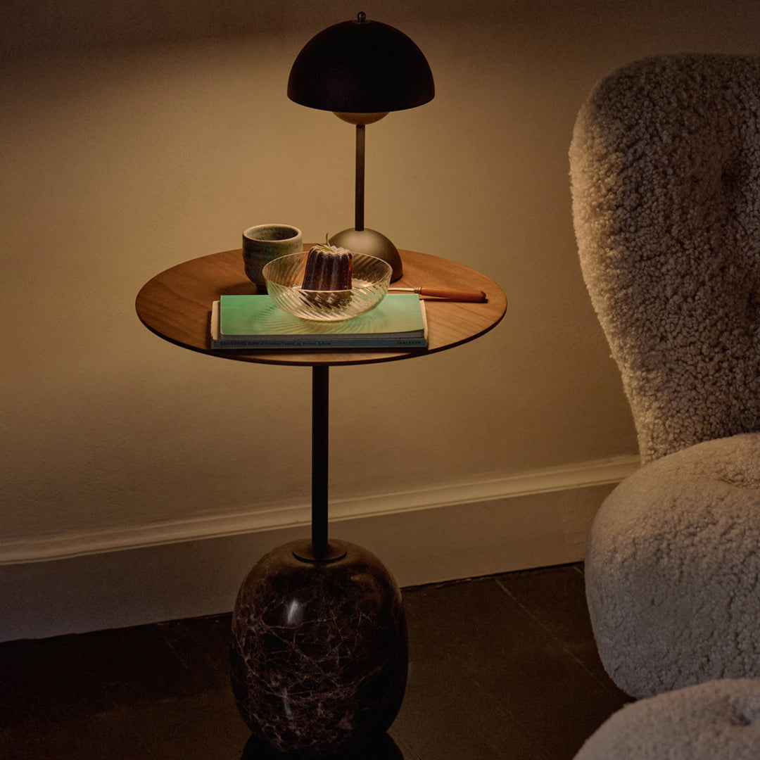 Table d'appoint contemporaine en marbre et acier avec piètement sculptural en forme de sucette inversée pour salon ou chambre à coucher