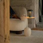 Table d'appoint contemporaine en marbre et acier avec piètement sculptural en forme de sucette inversée pour salon ou chambre à coucher