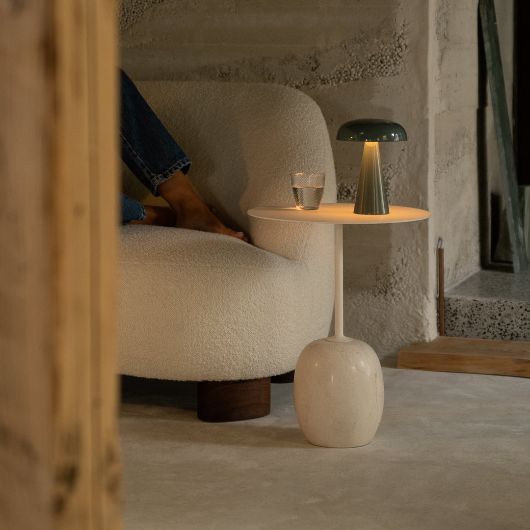Table d'appoint contemporaine en marbre et acier avec piètement sculptural en forme de sucette inversée pour salon ou chambre à coucher