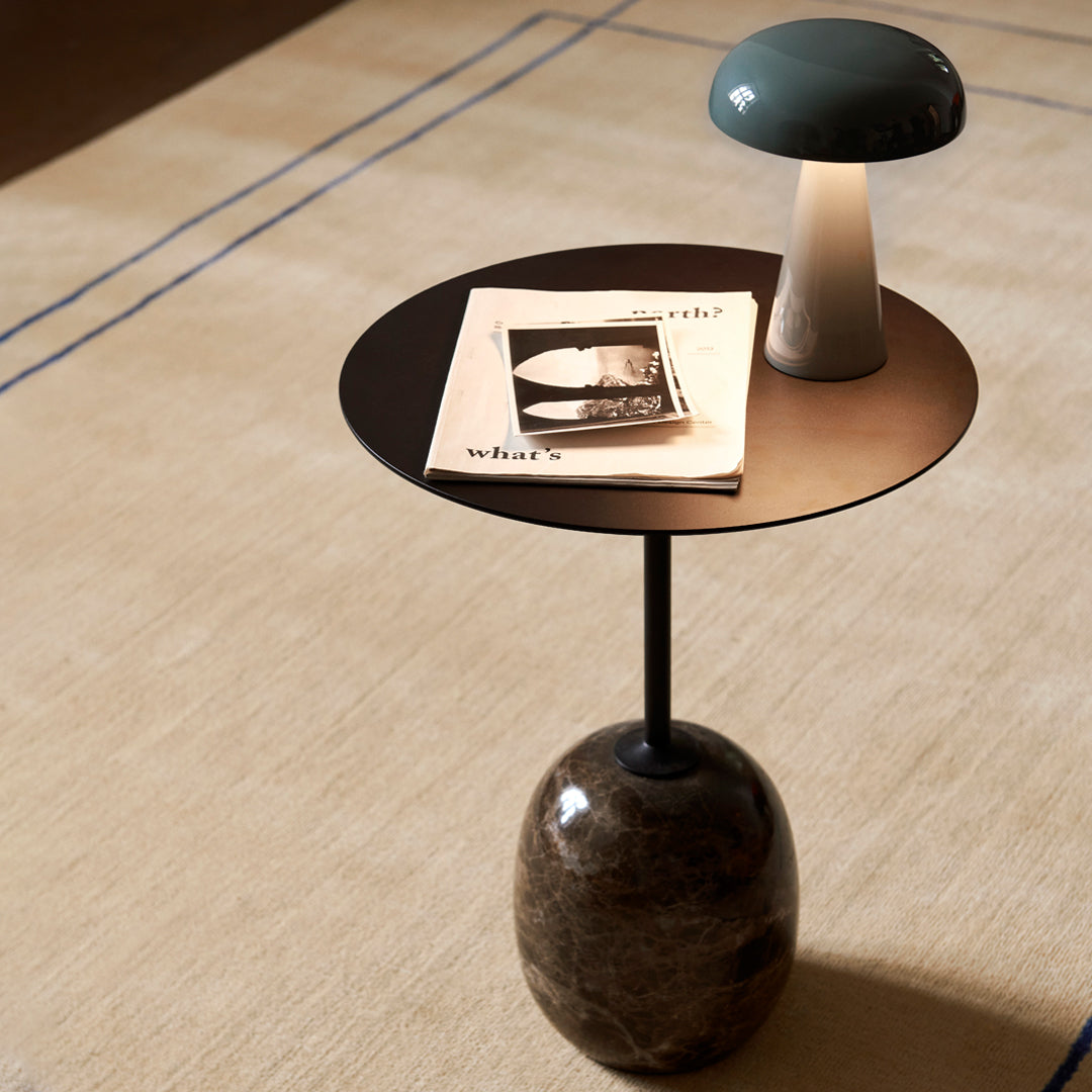 Table d'appoint contemporaine en marbre et acier avec piètement sculptural en forme de sucette inversée pour salon ou chambre à coucher