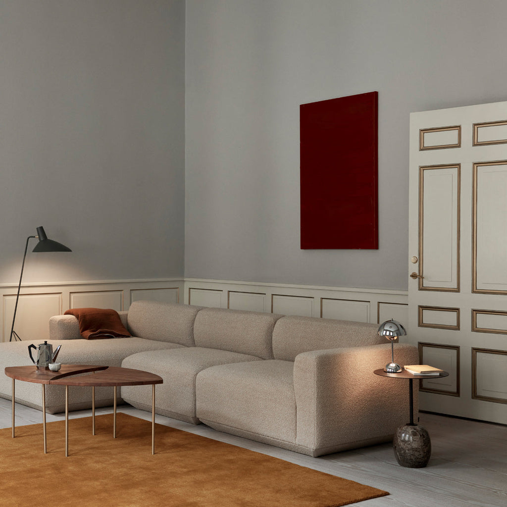 Table d'appoint contemporaine en marbre et acier avec piètement sculptural en forme de sucette inversée pour salon ou chambre à coucher