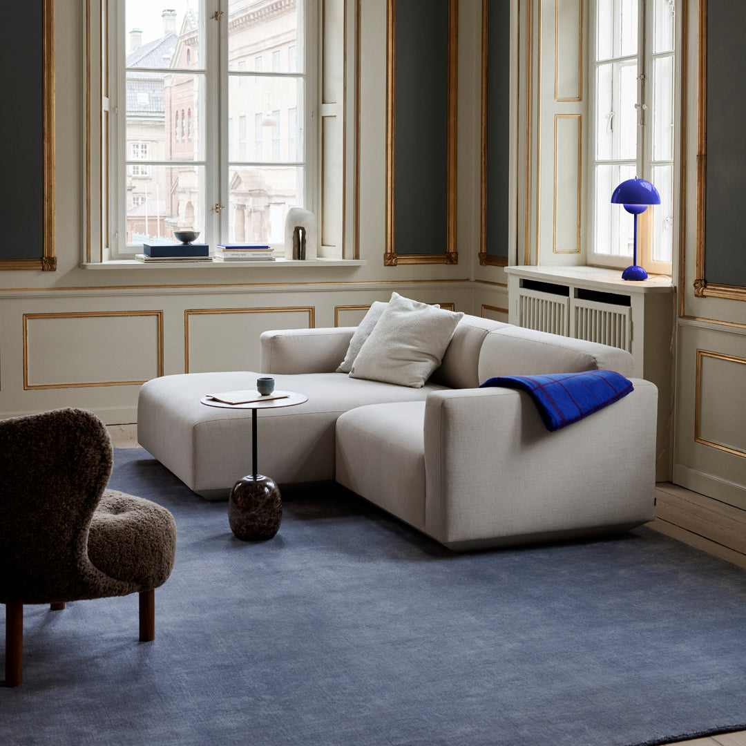 Table d'appoint contemporaine en marbre et acier avec piètement sculptural en forme de sucette inversée pour salon ou chambre à coucher